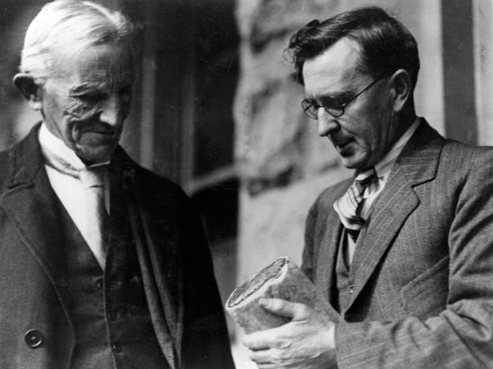 Charles Fenner with Sir Edgeworth David, examining a piece of fossil wood